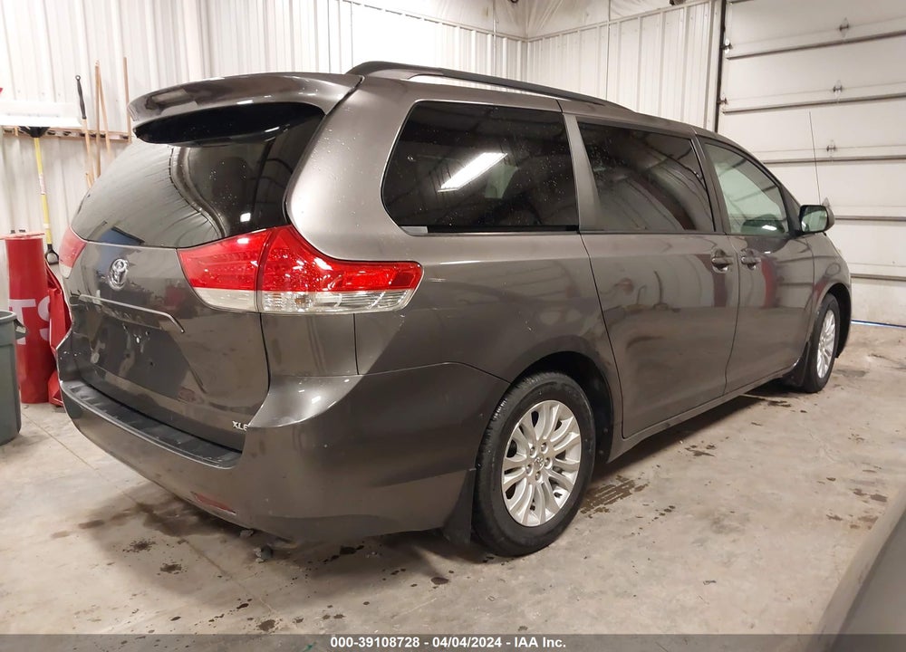 2014 TOYOTA SIENNA XLE V6 8 PASSENGER VIN: 5TDYK3DC7ES474549