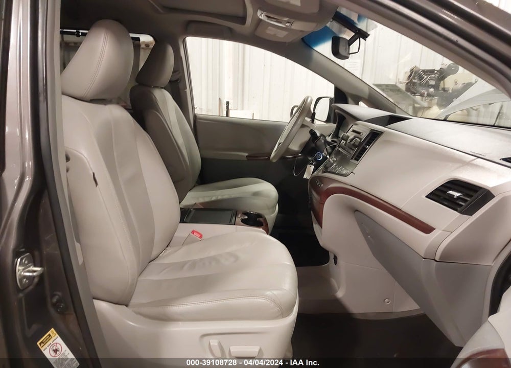 2014 TOYOTA SIENNA XLE V6 8 PASSENGER VIN: 5TDYK3DC7ES474549