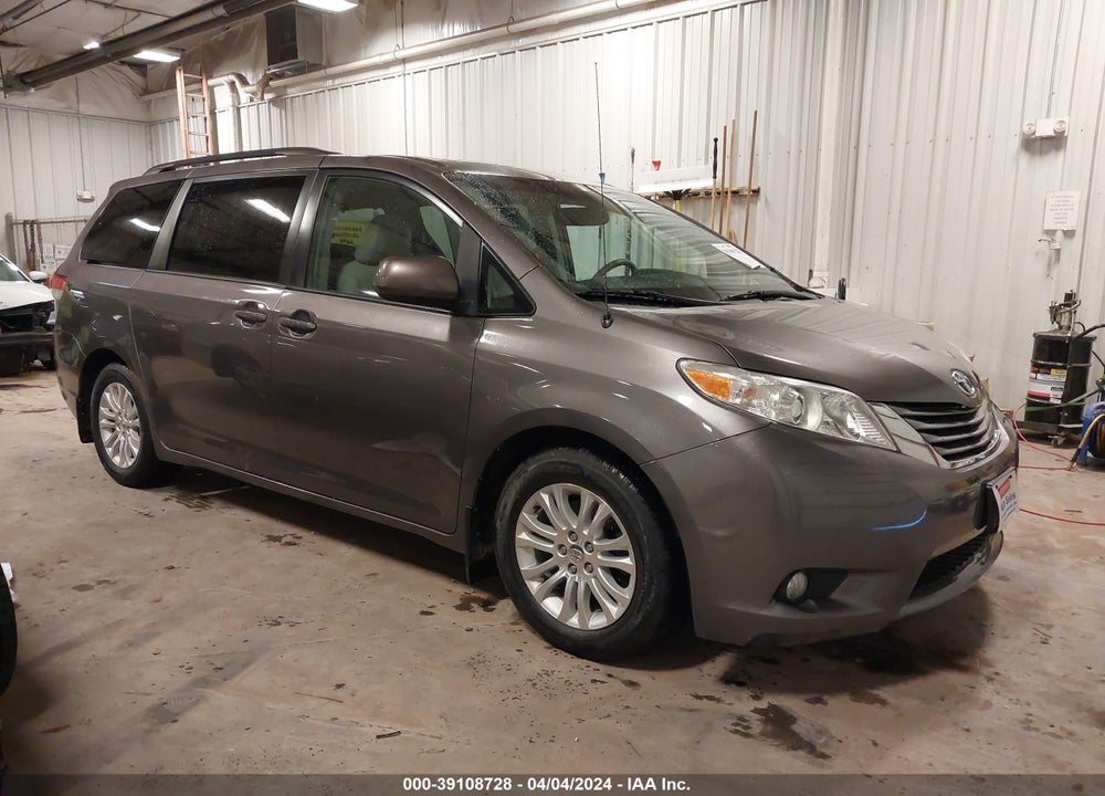 2014 TOYOTA SIENNA XLE V6 8 PASSENGER VIN: 5TDYK3DC7ES474549