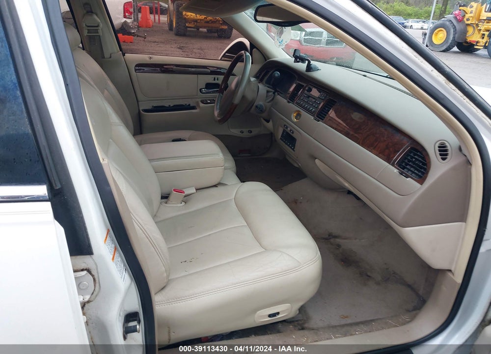 2000 LINCOLN TOWN CAR CARTIER VIN: 1LNHM83W6YY923419