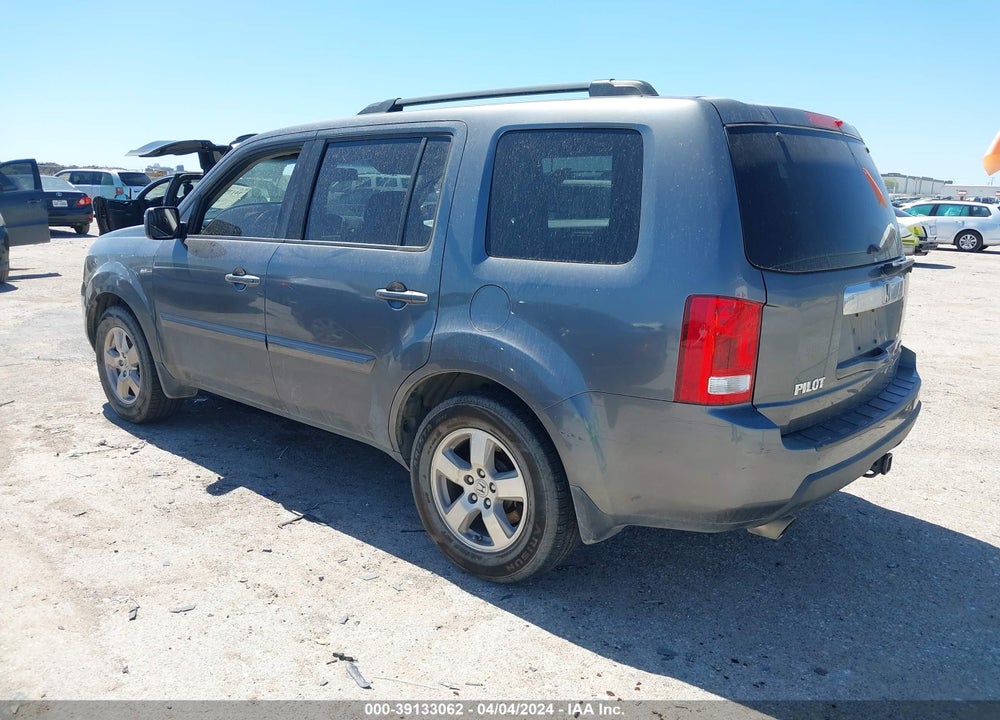2011 HONDA PILOT EX-L VIN: 5FNYF4H56BB017804