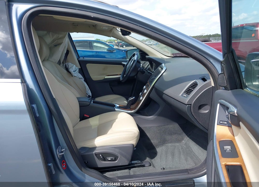 2017 VOLVO XC60 T5 INSCRIPTION VIN: YV440MDU2H2208366