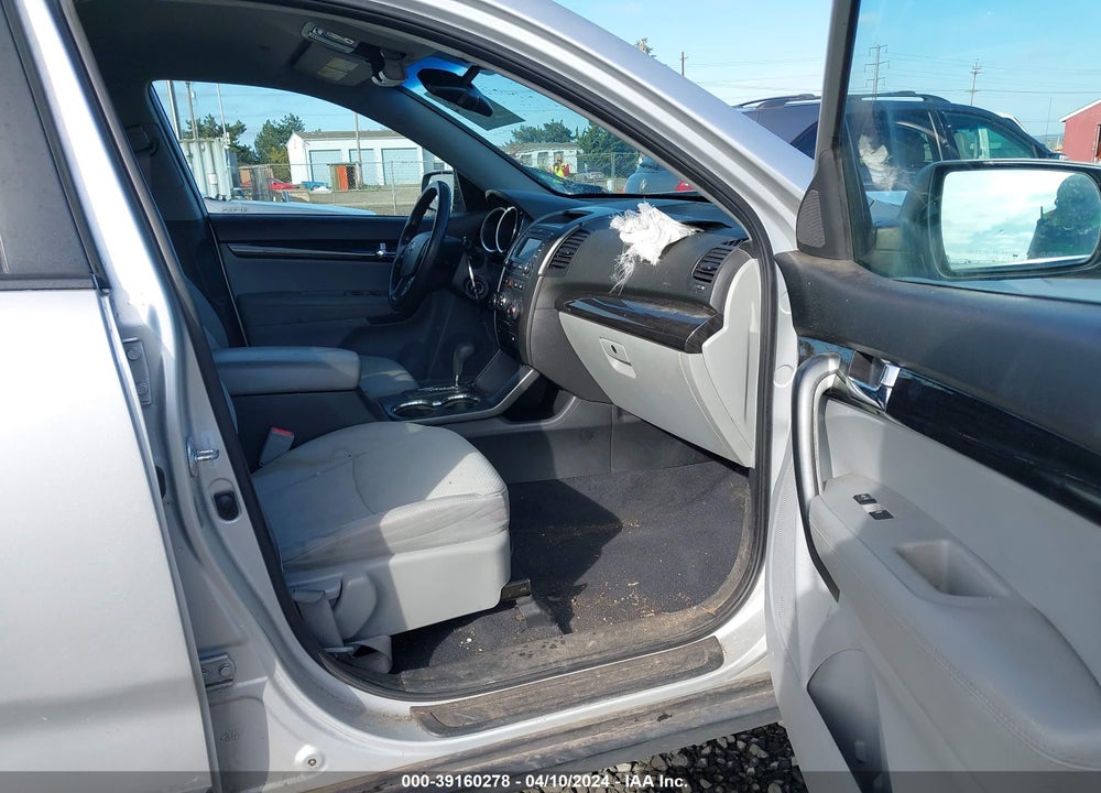 2013 KIA SORENTO LX VIN: 5XYKTCA65DG398472