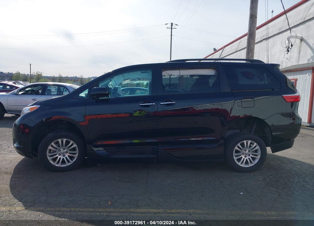 2017 TOYOTA SIENNA XLE 8 PASSENGER VIN: 5TDYZ3DC4HS832593