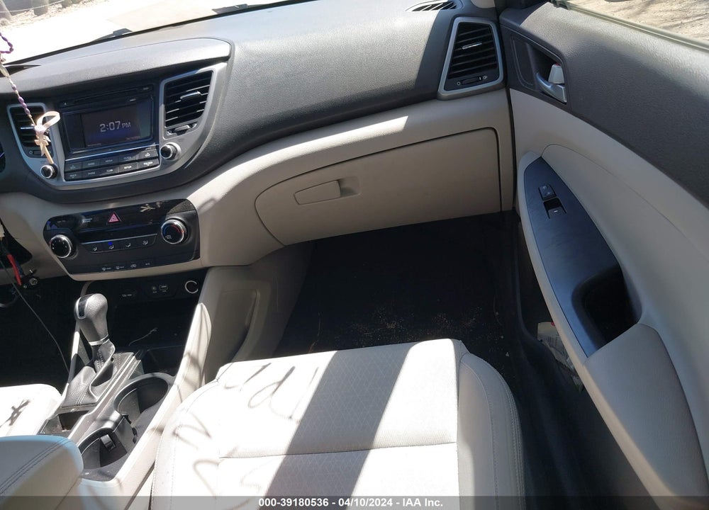 2017 HYUNDAI TUCSON SE VIN: KM8J23A44HU454821
