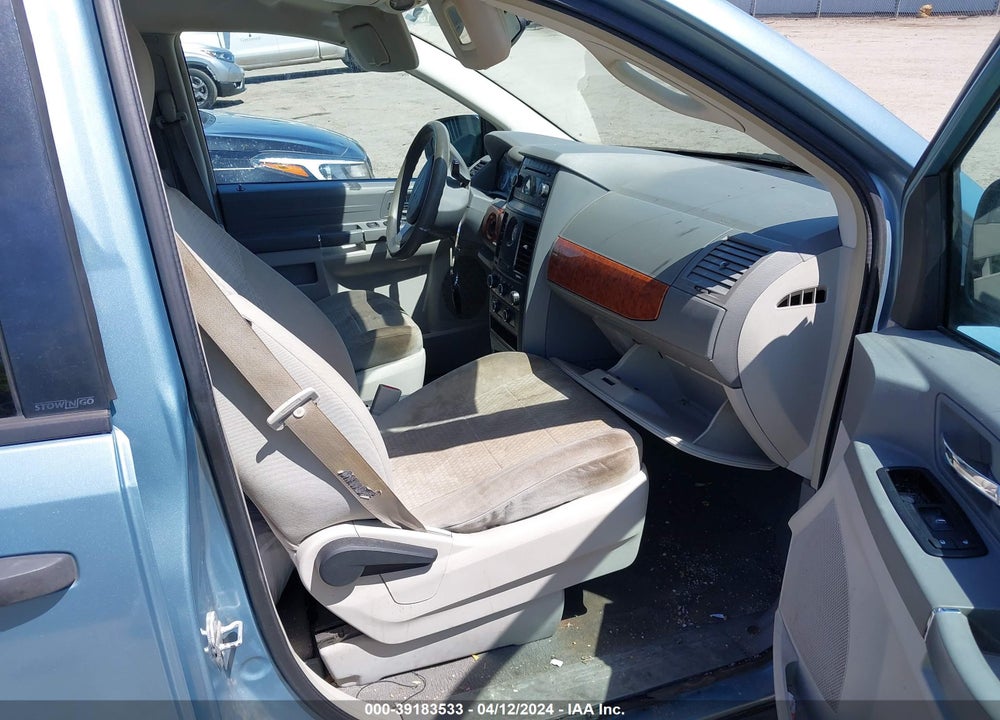 2008 CHRYSLER TOWN & COUNTRY LX VIN: 2A8HR44H08R142374