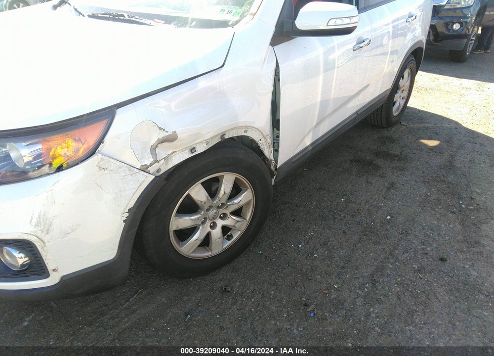 2013 KIA SORENTO LX VIN: 5XYKT3A69DG378144
