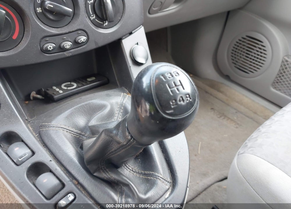 2005 SATURN VUE 4 CYL VIN: 5GZCZ23D35S860725