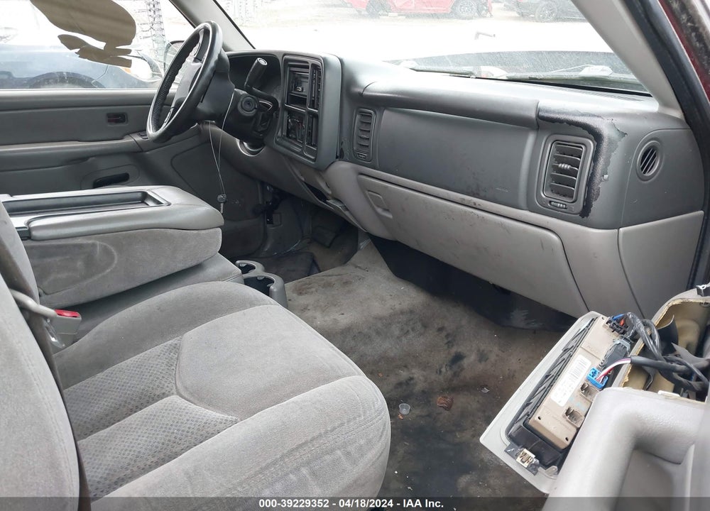2005 CHEVROLET TAHOE LS VIN: 1GNEC13V15J138830