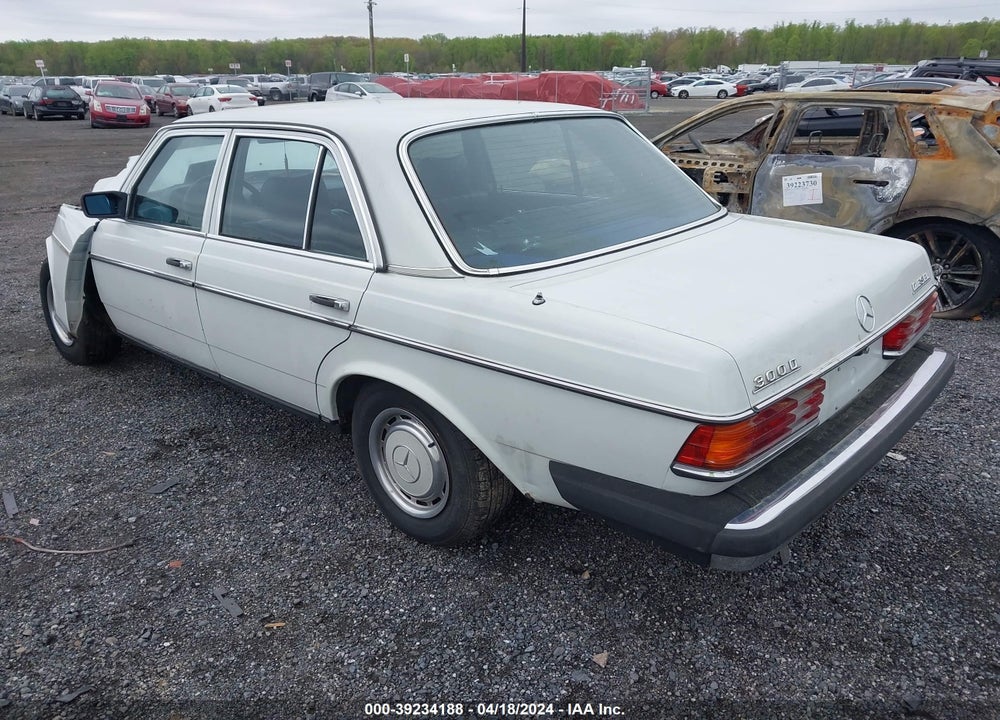 1981 MERCEDES-BENZ 300 D VIN: WDBAB30A7BB217639
