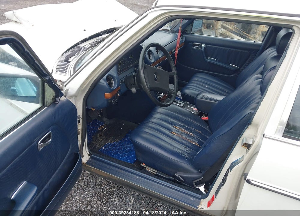 1981 MERCEDES-BENZ 300 D VIN: WDBAB30A7BB217639