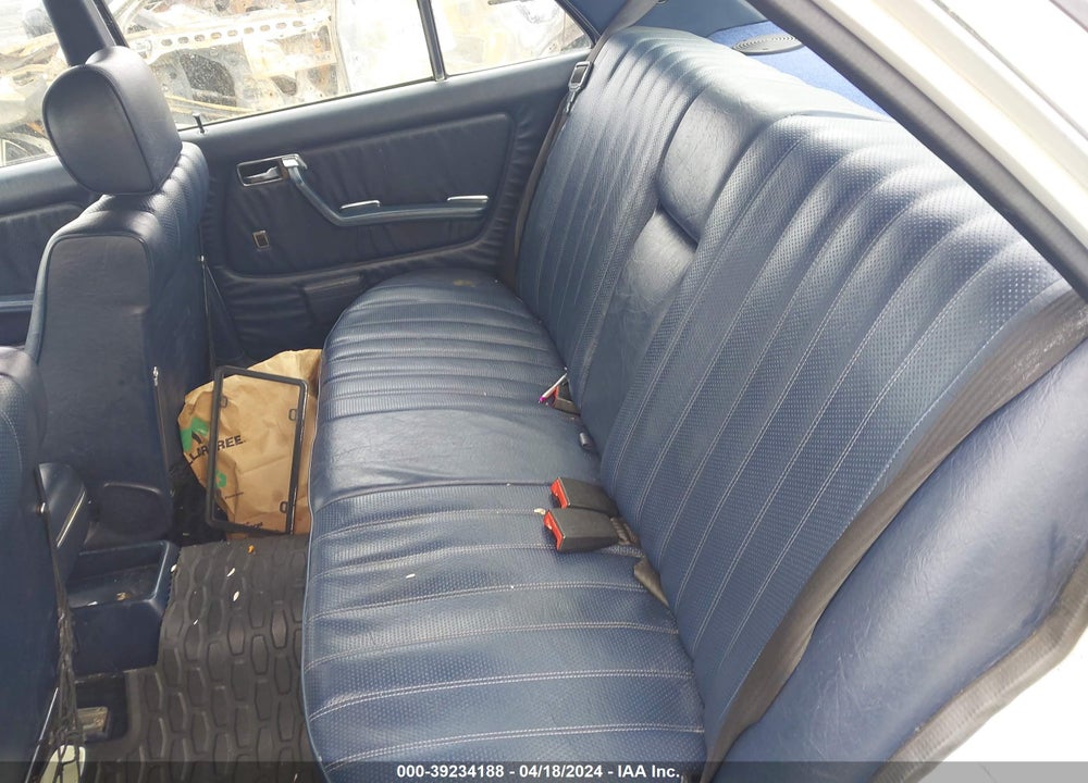 1981 MERCEDES-BENZ 300 D VIN: WDBAB30A7BB217639