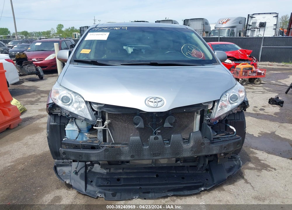 2015 TOYOTA SIENNA XLE 8 PASSENGER VIN: 5TDYK3DC3FS552231