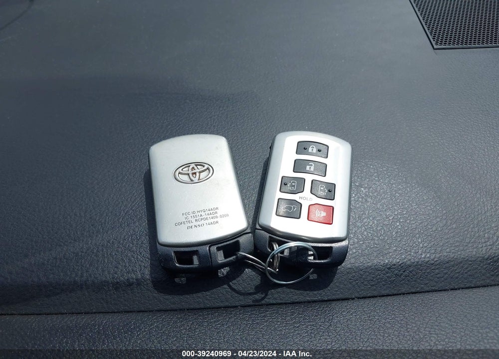 2015 TOYOTA SIENNA XLE 8 PASSENGER VIN: 5TDYK3DC3FS552231