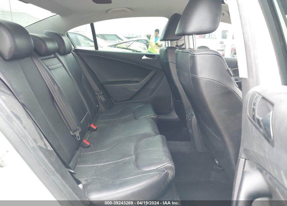 2010 VOLKSWAGEN PASSAT KOMFORT VIN: WVWJK7AN2AE070685