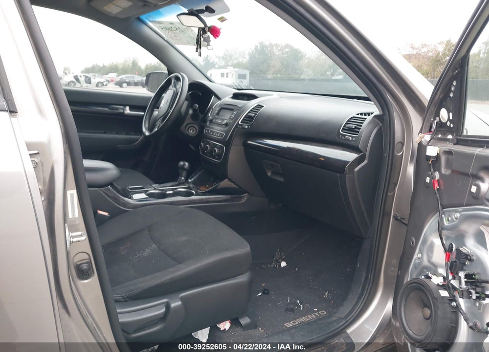2015 KIA SORENTO LX VIN: 5XYKT3A63FG598656