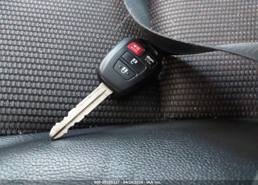 2017 TOYOTA COROLLA SE VIN: 5YFBURHEXHP648626