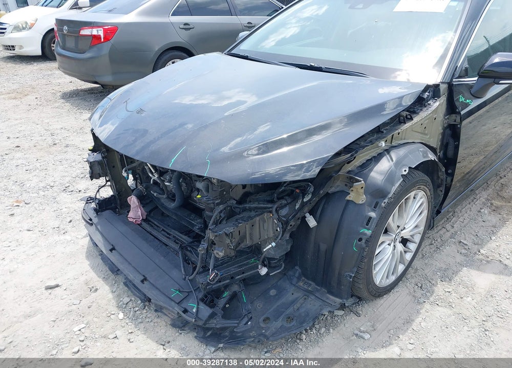 2018 TOYOTA CAMRY XLE VIN: 4T1B11HK4JU071306