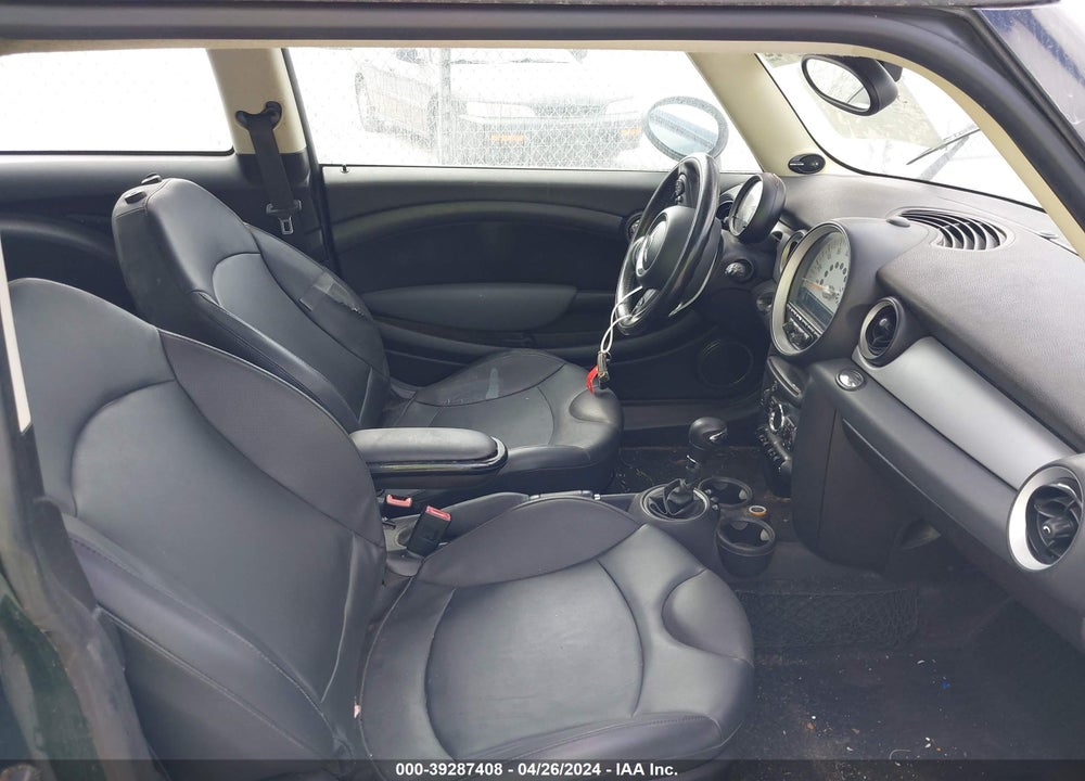 2011 MINI COOPER VIN: WMWSU3C53BT096047