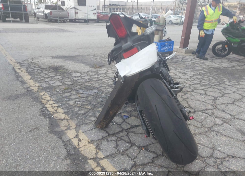 2024 YAMAHA YZFR1 VIN: JYARN66Y3RA001087