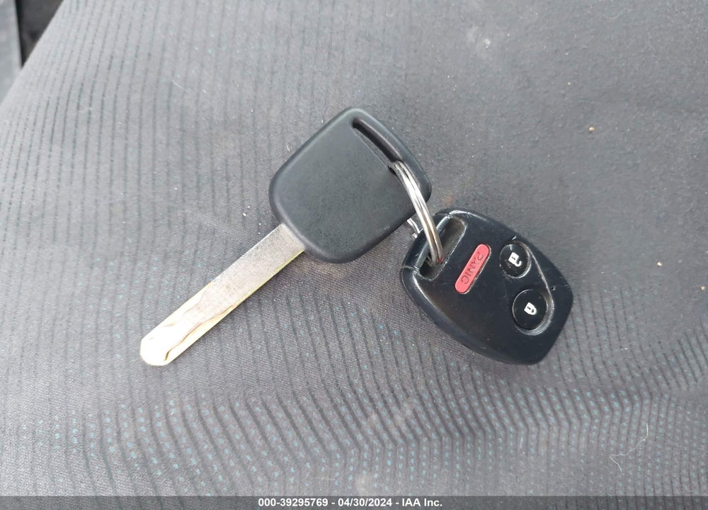 2011 HONDA FIT VIN: JHMGE8H39BC028215