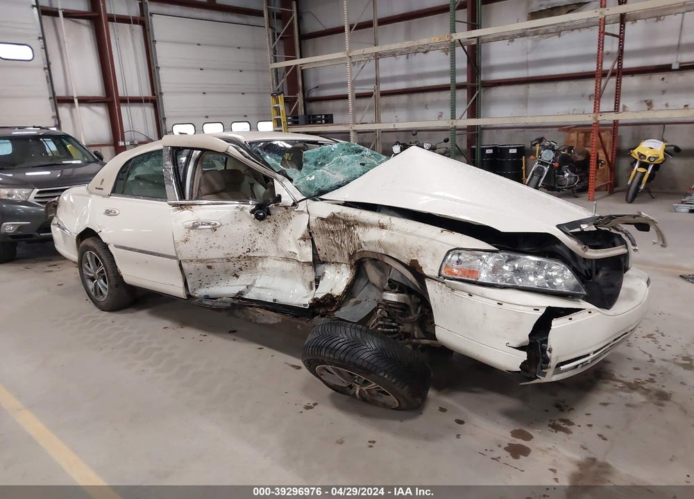 2007 LINCOLN TOWN CAR DESIGNER SERIES VIN: 1LNHM83V67Y621487
