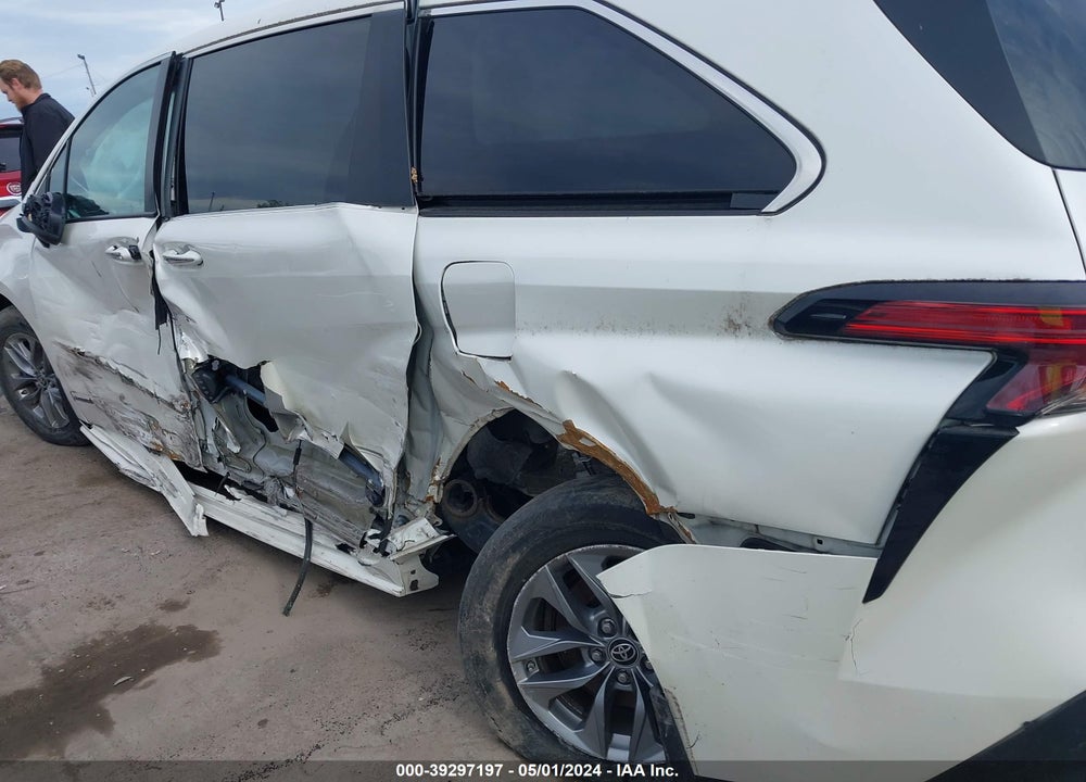 2021 TOYOTA SIENNA XLE VIN: 5TDYRKEC7MS041168