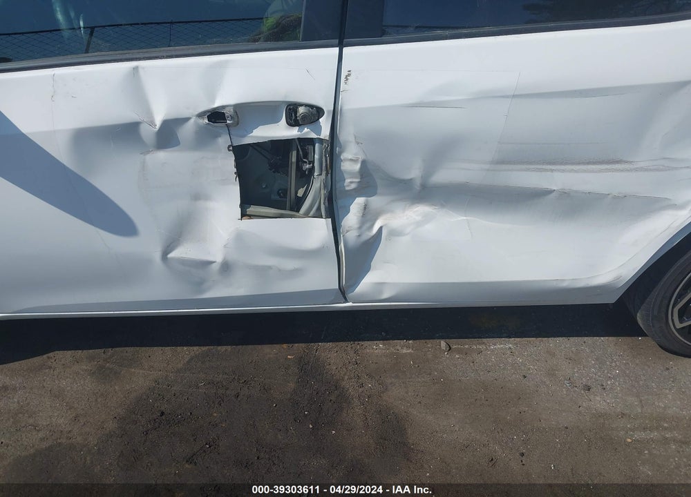 2017 TOYOTA COROLLA LE VIN: 2T1BURHE3HC925195