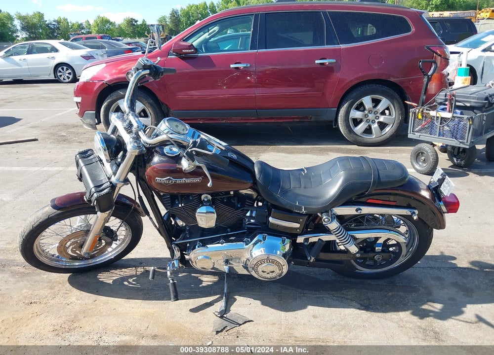 2011 HARLEY-DAVIDSON FXDC VIN: 1HD1GV41XBC303352