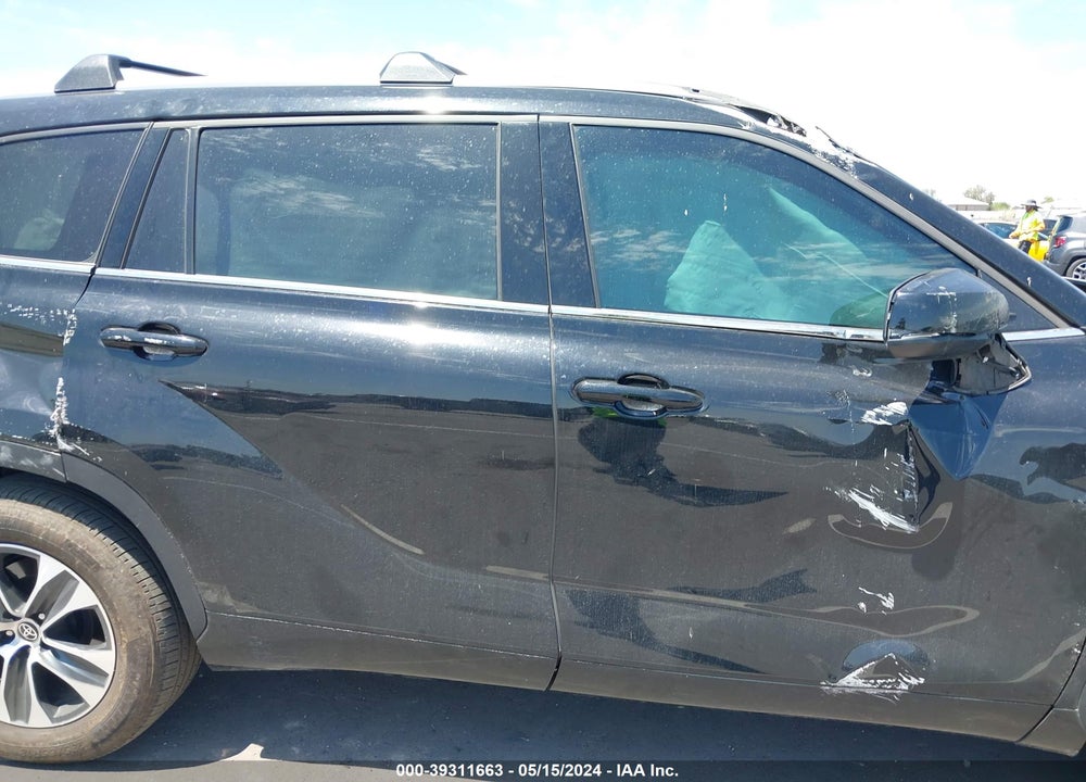 2022 TOYOTA HIGHLANDER XLE VIN: 5TDHZRAH1NS136434