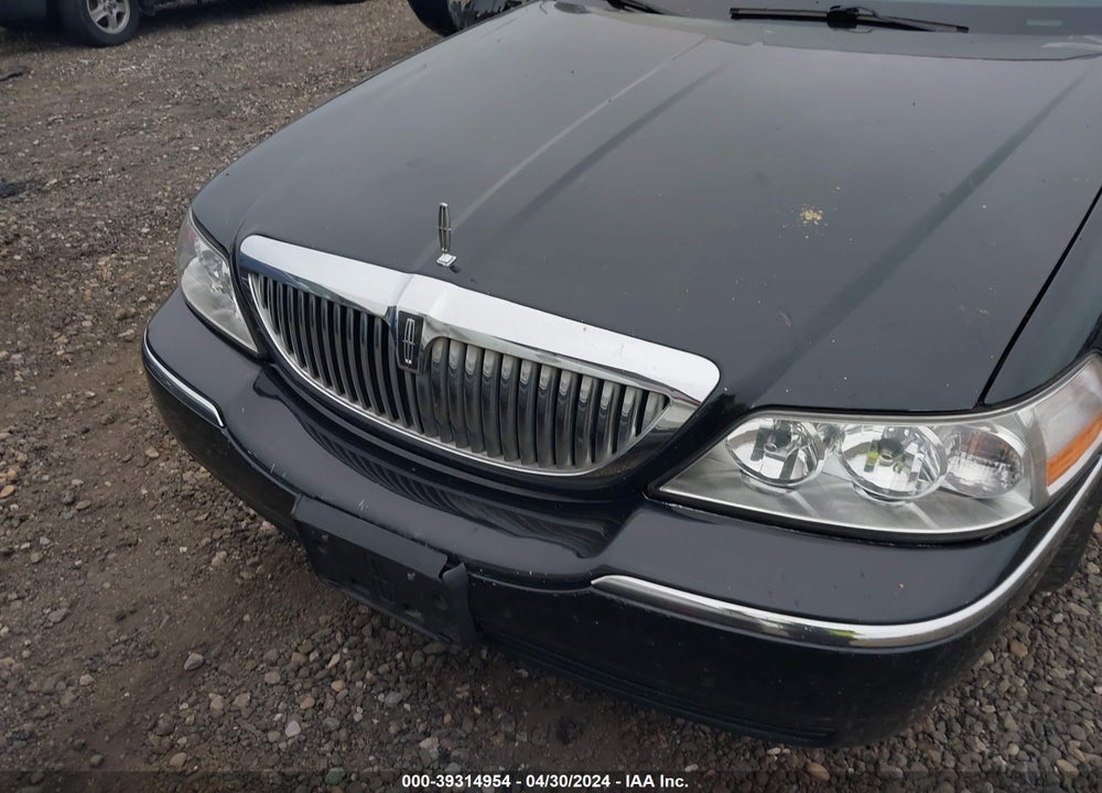 2011 LINCOLN TOWN CAR EXECUTIVE L VIN: 2LNBL8EV3BX756408