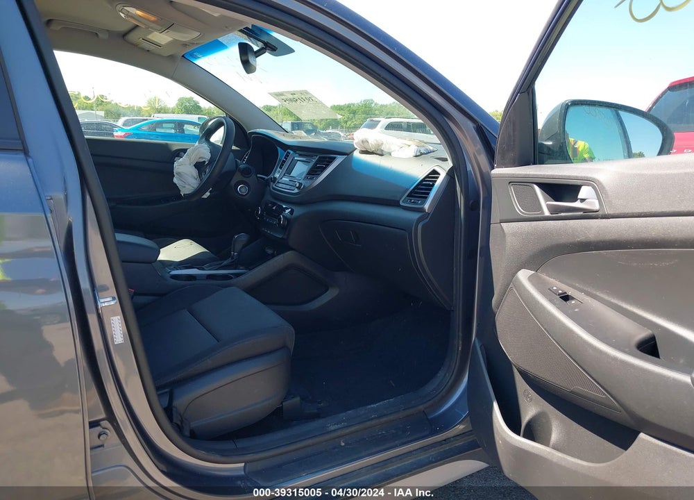 2017 HYUNDAI TUCSON SE VIN: KM8J3CA48HU565160