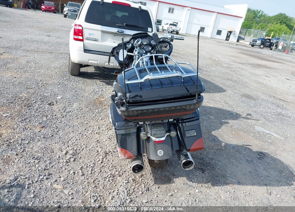 2015 HARLEY-DAVIDSON FLTRUSE CVO ROAD GLIDE VIN: 1HD1TAN12FB961116