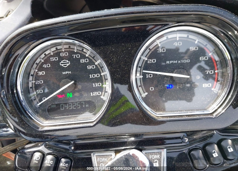 2015 HARLEY-DAVIDSON FLTRUSE CVO ROAD GLIDE VIN: 1HD1TAN12FB961116