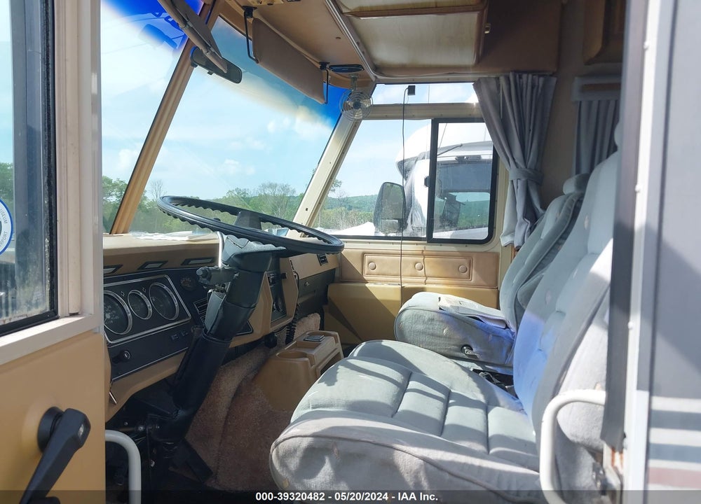 1988 CHEVROLET P30 VIN: 1GBKP37W6J3314014