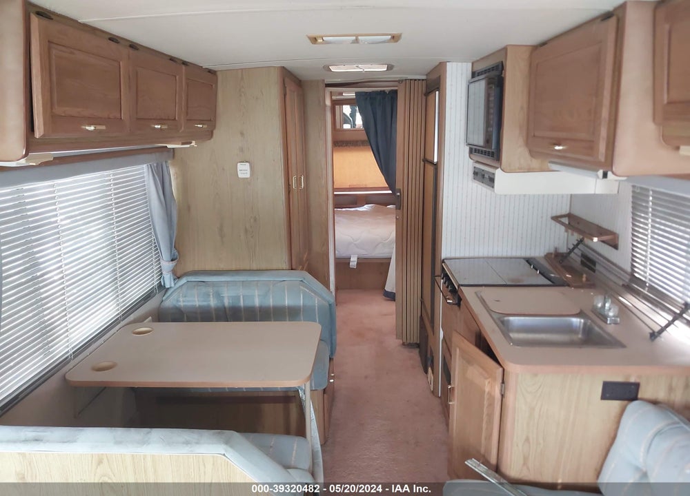 1988 CHEVROLET P30 VIN: 1GBKP37W6J3314014