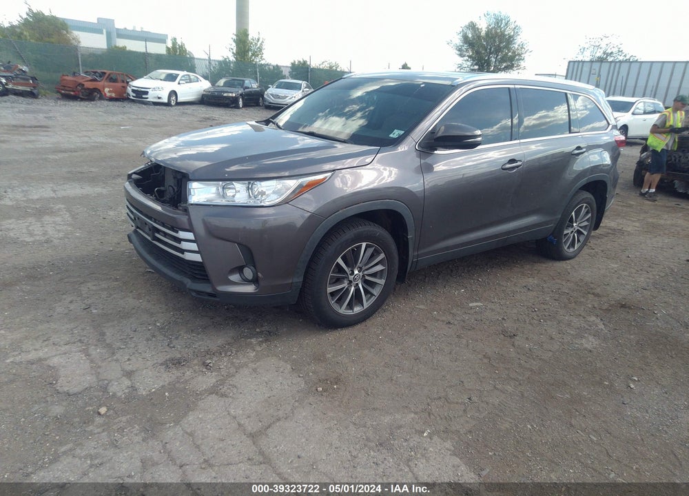 2019 TOYOTA HIGHLANDER XLE VIN: 5TDJZRFH6KS590331