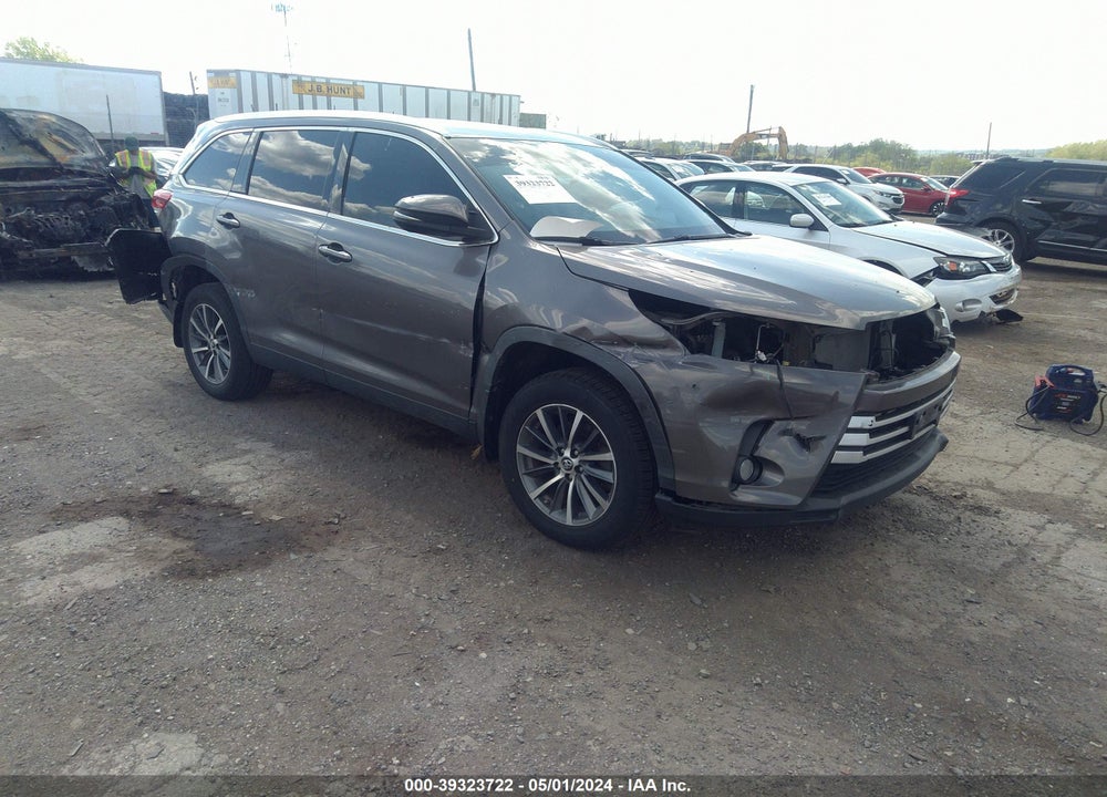 2019 TOYOTA HIGHLANDER XLE VIN: 5TDJZRFH6KS590331