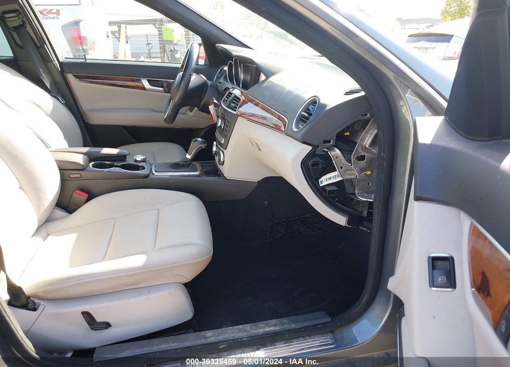 2012 MERCEDES-BENZ C 250 LUXURY/SPORT VIN: WDDGF4HB3CR220149