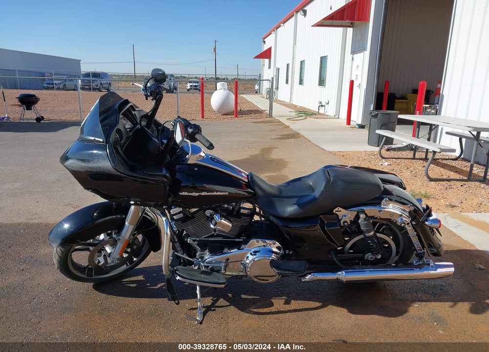 2017 HARLEY-DAVIDSON FLTRX ROAD GLIDE VIN: 1HD1KHC37HB618823