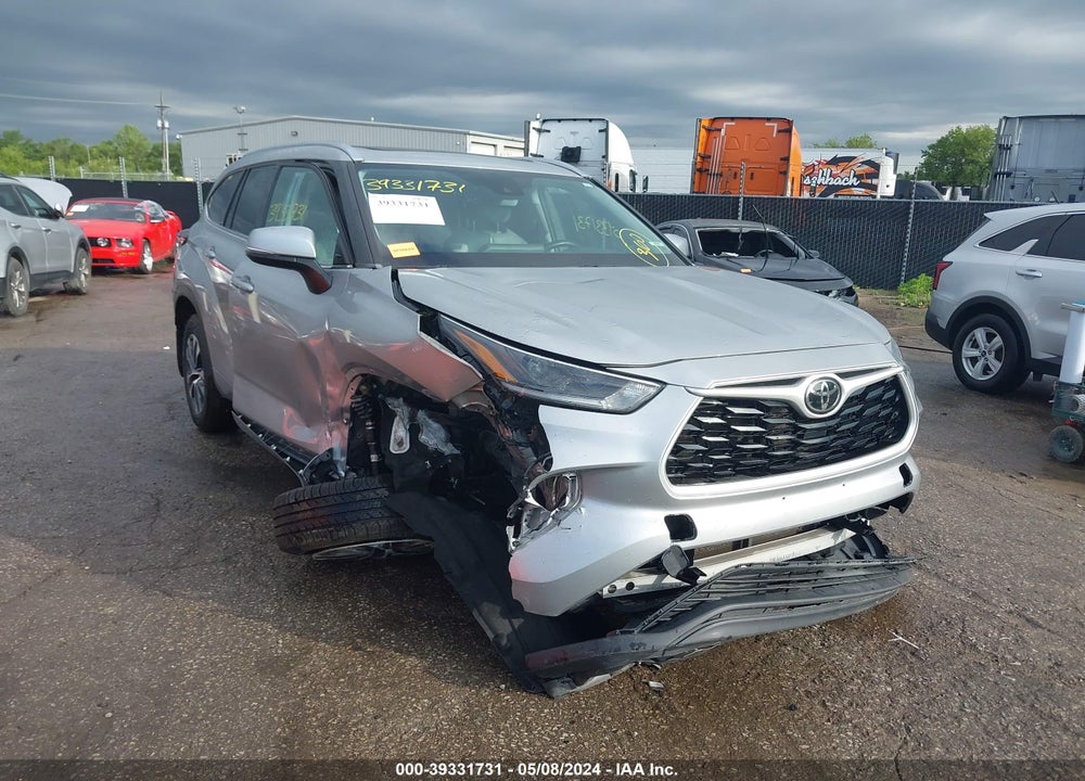 2021 TOYOTA HIGHLANDER XLE VIN: 5TDHZRBH0MS124529