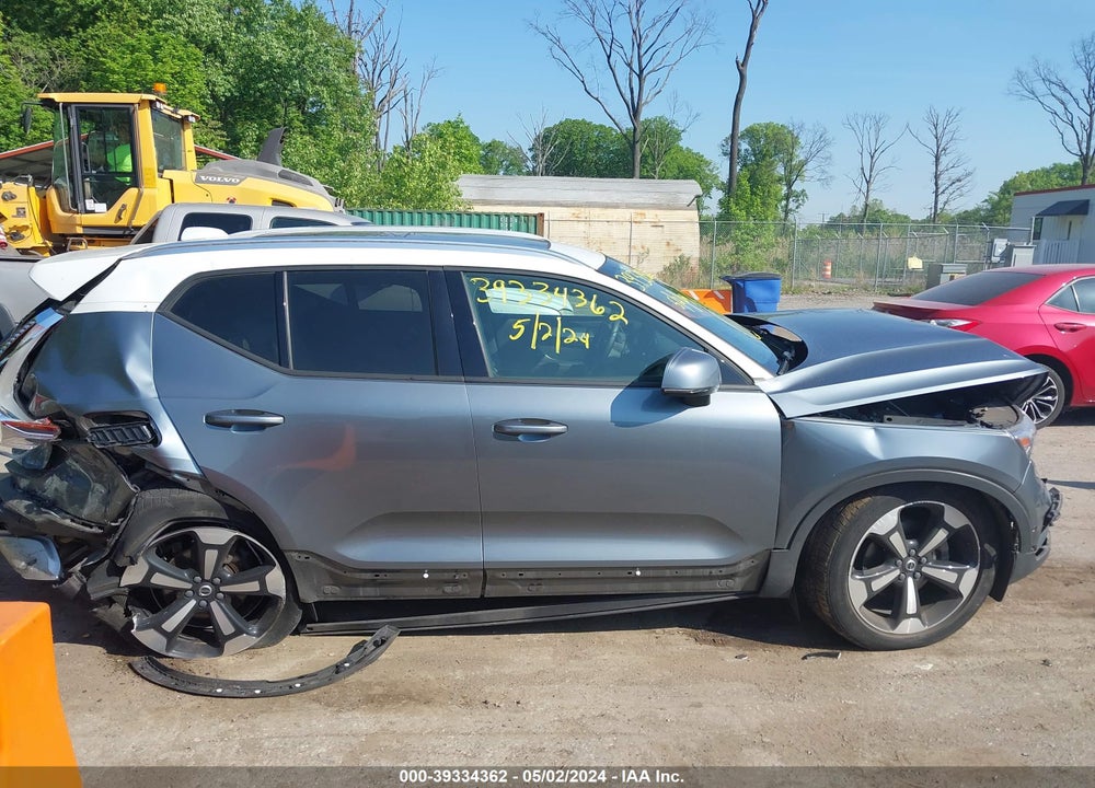 2019 VOLVO XC40 T5 MOMENTUM VIN: YV4162UK0K2049391