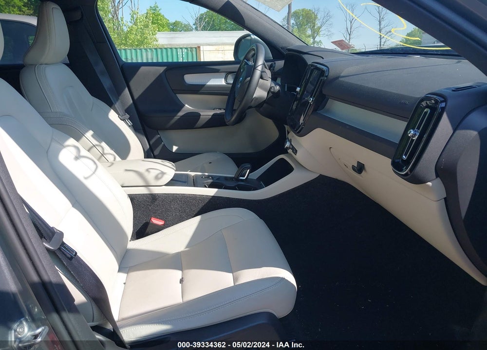 2019 VOLVO XC40 T5 MOMENTUM VIN: YV4162UK0K2049391