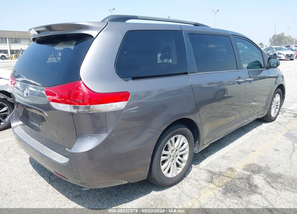 2014 TOYOTA SIENNA XLE V6 8 PASSENGER VIN: 5TDYK3DC3ES517509