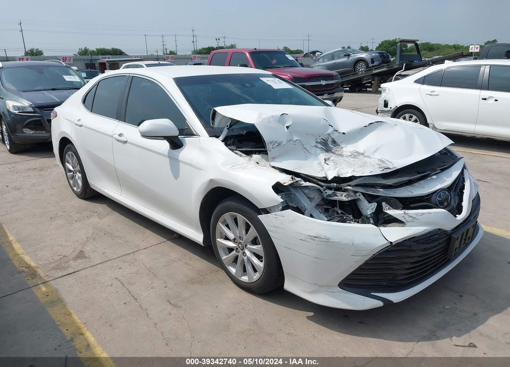 2018 TOYOTA CAMRY LE VIN: 4T1B11HK7JU577258