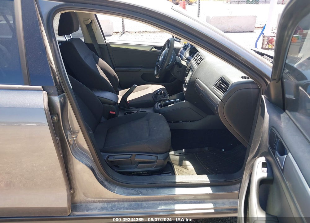 2015 VOLKSWAGEN JETTA 1.8T SE VIN: 3VWD17AJ5FM258368