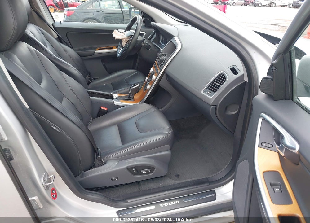 2017 VOLVO XC60 T5 INSCRIPTION VIN: YV440MDU3H2080820