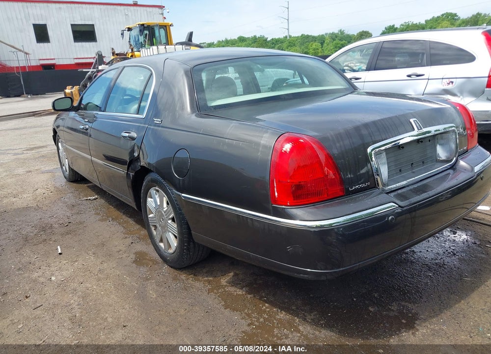 2005 LINCOLN TOWN CAR SIGNATURE LIMITED VIN: 1LNHM82W65Y601795