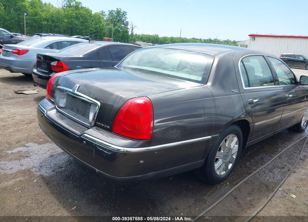 2005 LINCOLN TOWN CAR SIGNATURE LIMITED VIN: 1LNHM82W65Y601795