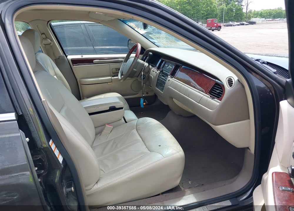 2005 LINCOLN TOWN CAR SIGNATURE LIMITED VIN: 1LNHM82W65Y601795